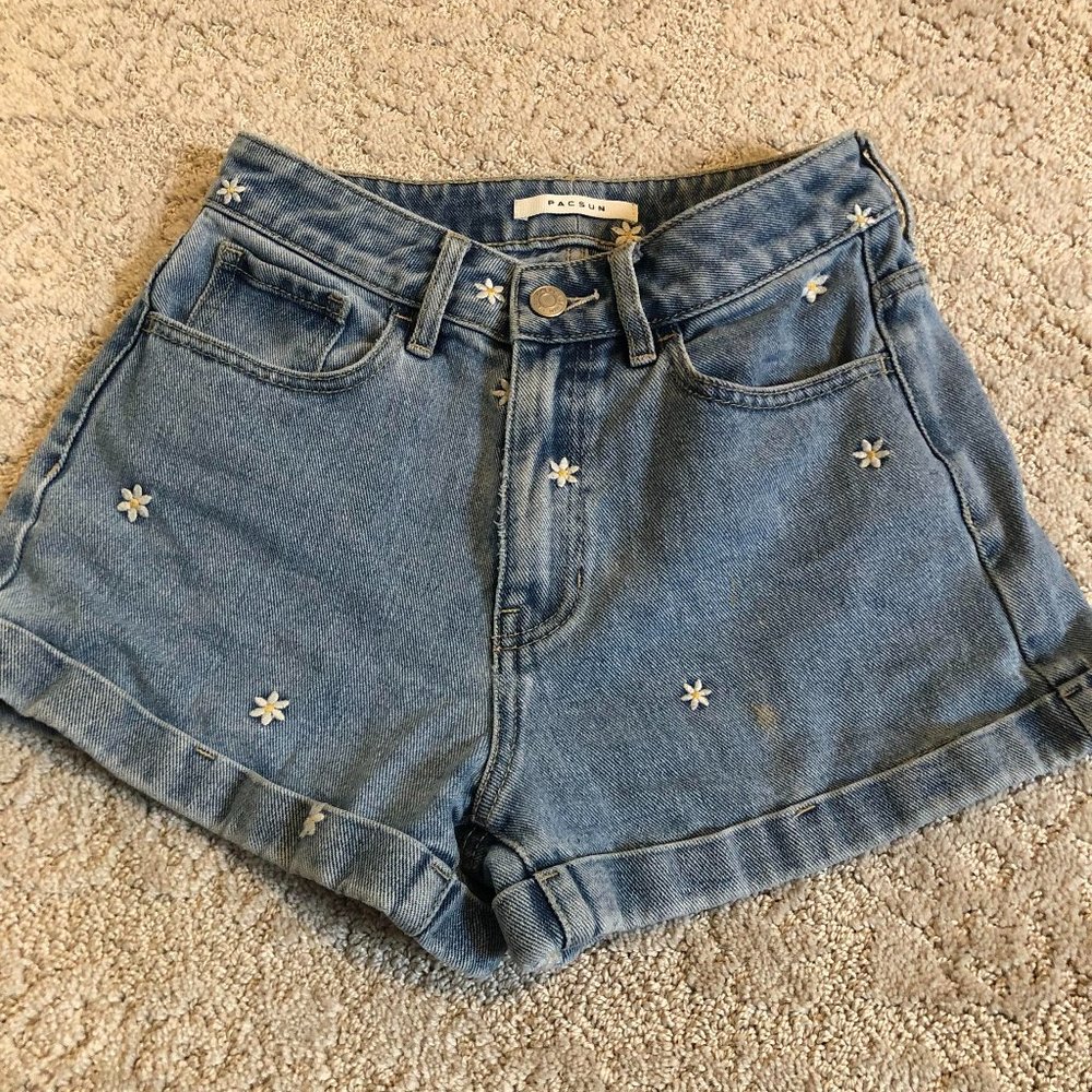 pacsun jean shorts with embroidered daisies